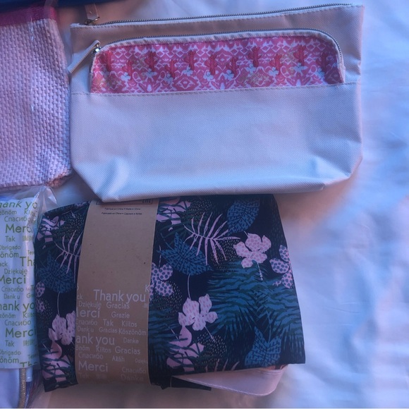 ❤️NWT set of 5 cosmetics bags - Picture 2 of 7